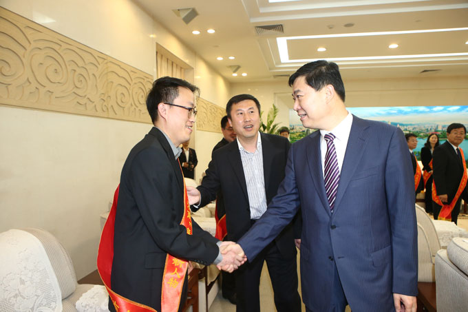 圣泉集團(tuán)執(zhí)行總裁唐地源榮膺2014年“影響濟(jì)南”年度創(chuàng)新人物